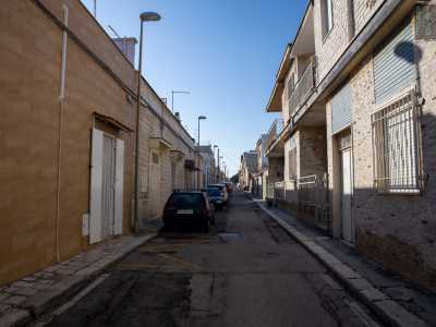 Da qui imbocchiamo via Almirante che si inerpica perpendicolarmente al lungomare. Su entrambi i lati vediamo edifici a un piano, con le porte che danno direttamente sulla strada, ma molte di queste sono chiuse: si popoleranno solo con l�arrivo della bella gestione e delle vacanze estive
